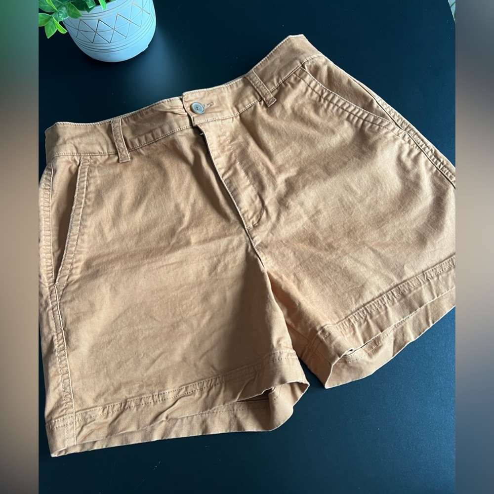 Gap Girlfriend Khaki Short Shorts Size 8 EUC